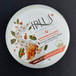 کرم ژل آبرسان آی پلاس IPLUS حاوی روغن بادام و عصاره جو دوسر مناسب انواع پوست